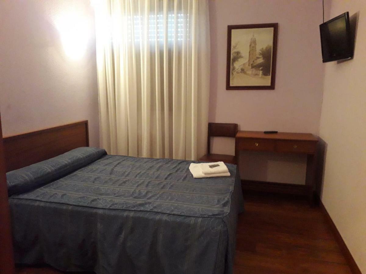 Hostal Ezequiel Los Arcos Exterior photo