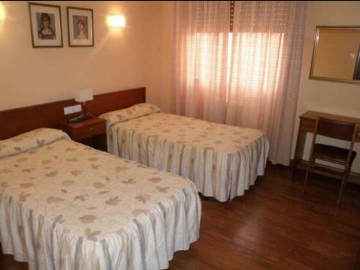 Hostal Ezequiel Los Arcos Exterior photo